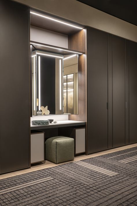 In the 2023 collection, the Milanese designer Rodolfo Dordoni also presents Beauté, a new vanity that can be added to all wardrobe proposals to create additional functional and discreet spaces. Beauté is both an intimate and elegant space designed to hide the most personal items from view. #moltenigroup #rodolfodordoni #design #walkincloset #wardrobedesign #vanitymirror Small Master Room, Roman Domus, Modern Bedroom Wardrobe Ideas, Modern Bedroom Wardrobe, Bedroom Wardrobe Ideas, Closet Vanity, Dresser Table, Dresser Design, Bedroom Cupboard