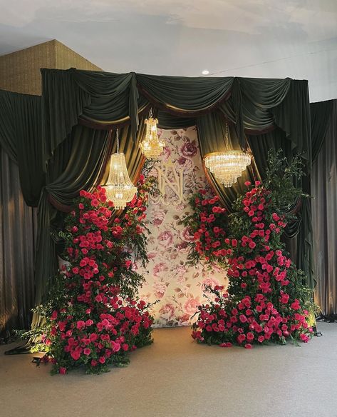 Chandelier Wedding Backdrop, Burgundy Gold Backdrop, Wedding Altar Backdrop, Photo Wall For Party, Ring Ceremony Stage Decoration, Event Backdrop Ideas, Wedding Expo Booth Ideas, Photobooth Backdrop Ideas, Decor Lamaran