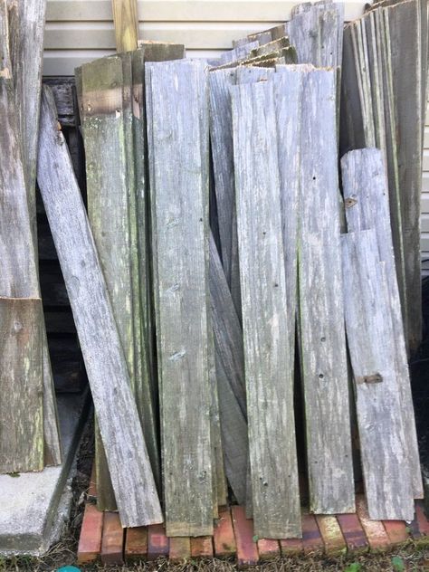 How To Use Old Fence Boards on a Wall- different colors Reuse Fence Panels, Uses For Old Fence Boards, Diy With Old Fence Boards, Recycled Fence Boards, Old Fence Board Projects, Reuse Fence Boards, Old Wood Fencing Repurposed, Fence Board Crafts, Picket Fence Decor