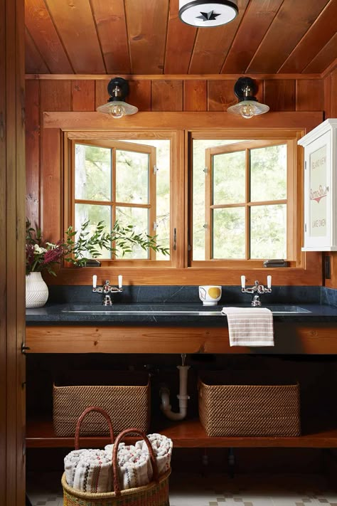 Enchanting rustic cabin provides cozy getaway in Northern Wisconsin Log Home Bathroom Ideas, Log Cabin Bathroom Ideas, Log Home Bathroom, Log Cabin Bathroom, Cabin Bathroom Ideas, Modern Glass House, Beautiful Modern Homes, Home Bathroom Ideas, Cottage Modern