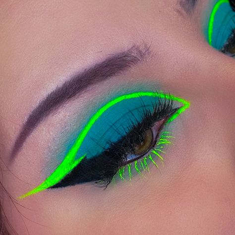 Fun Green Makeup Looks, Neon Green Eyeliner, Neon Blue Makeup, Neon Green Rave Makeup, Uv Eyeliner Looks, Neon Light Makeup, Neon Eye Makeup Looks, Neon Blue Outfit, Neon Liner Makeup