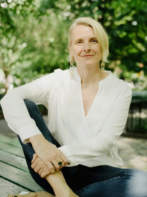 Caroline Calloway, Liz Gilbert, Business Portrait Photography, Book City, Headshot Poses, Elizabeth Gilbert, Writer Workshop, Outdoor Portraits, Business Portrait