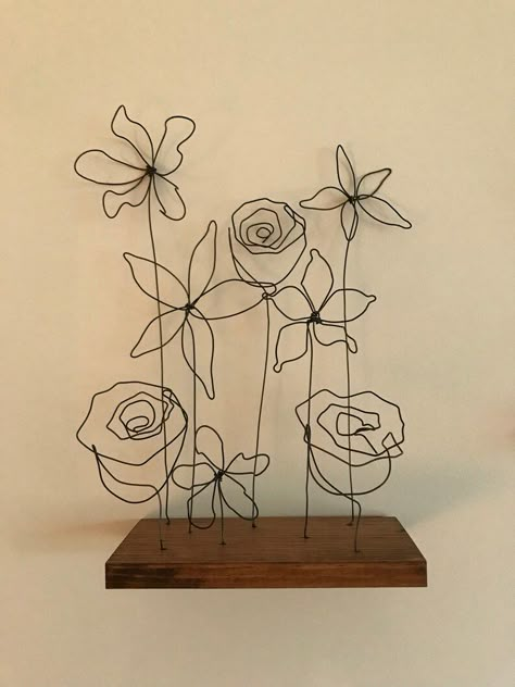 Sculptures Sur Fil, Atrapasueños Diy, Sculpture Images, Art Fil, Wire Art Sculpture, Sculpture Art Clay, Art Wire, Wire Flowers, Wire Sculpture