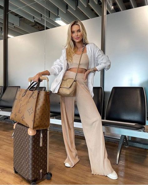 Your Style & Fashion 💗 on Instagram: "Airport looks ✈️ . . . #fashiontrends #fashion #fashionblogger #chic #style #elegant #feminine #streetchic #streetstyle #ootd #styleinspiration #influencer #outfitoftheday #outfitideas #accessories #glam #over40 #blackoutfit #furcoat #trenchcoat #greenoutfit #jeans #airportlook #beigeoutfit #airport #sneakers #sport #sportyoutfit" Classy Airport Outfit, Aeroplane Outfit, Dinner Outfits Summer, Airport Outfit Spring, Chic Airport Outfit, Nyc Outfits Summer, Cute Airport Outfit, Airport Outfit Ideas, Chic Travel Outfit