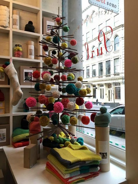 Purl Soho - All You Need to Know BEFORE You Go (2024) Quilt Shop Displays, Spring Window Display, Yarn Display, Knitting Room, Knitting Storage, Decoration Vitrine, Store Window Display, Cottage Decor Farmhouse, Store Window Displays