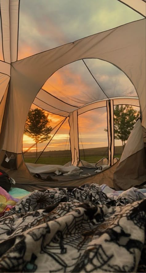 Bell Tent Aesthetic, Small Tent Camping, Camping Tent Aesthetic, Tent Setup Ideas, Tent Camping Aesthetic, Camping Setup Ideas, Glamping Aesthetic, Camping Aesthetic Outfits, Granola Girl Aesthetic Outfits