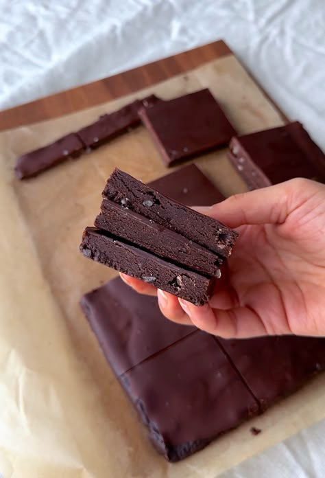 No-Bake Brownie Batter Bars No Bake Brownie Batter, Easy Healthy Desserts, Dessert No Bake, Bake Brownies, Makanan Rendah Kalori, Bake Dessert, Brownie Batter, Sweet Snacks Recipes, Healthy Sweets Recipes