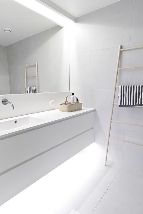 Contactanos a ventas@canterasdelmundo.com  www.canterasdelmundo.com Drømme Bad, All White Bathroom, Minimalist Bathroom Design, Bad Inspiration, Interior Minimalista, White Vanity Bathroom, Minimalist Bathroom, Laundry In Bathroom, Decor Minimalist