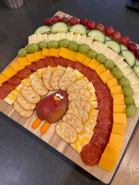 Thanksgiving Fruit And Cheese Platter, Thanksgiving Catering Display, Charcuterie Boards Thanksgiving, Thanksgiving Food List Ideas, Friendsgiving Ideas Food Appetizers, Thanksgiving Platters Appetizers, Cute Halloween Charcuterie Board, Preschool Thanksgiving Feast Food Ideas, Thanks Giving Recipies