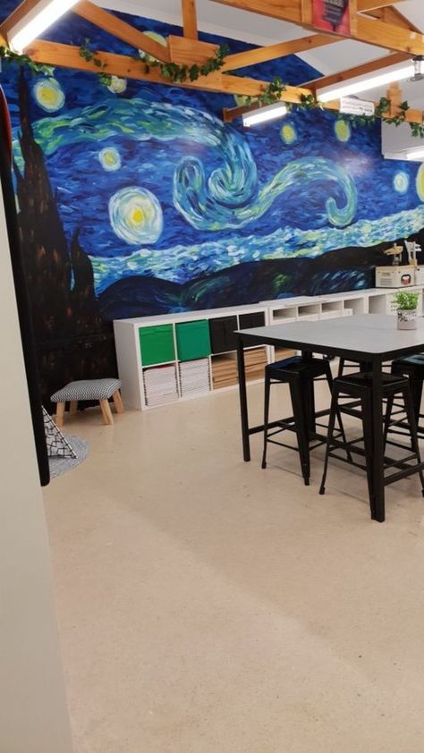 Art Classroom Set Up High School, Classroom Decor Art Room, School Art Classroom Aesthetic, Art Classroom High School Interior, High School Art Room Aesthetic, Art Studio Classroom Design, Art Room Themes, Classroom Art Gallery, Art High School Aesthetic