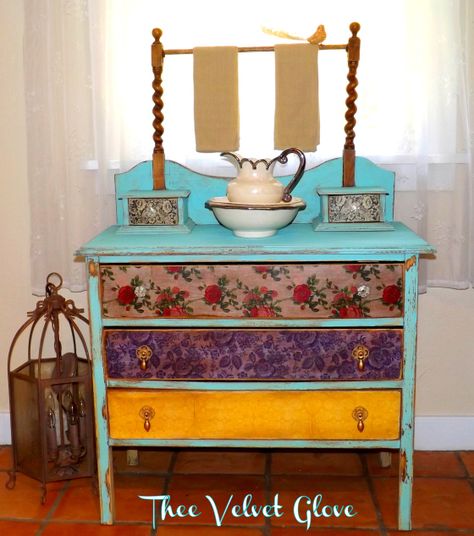 Deco dresser Budget Guide, Dresser Ideas, Painted Drawers, Set Of Drawers, Chests Of Drawers, Funky Painted Furniture, Furniture Makeover Diy, Upcycled Furniture, Hutch