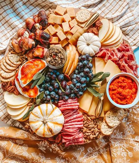 Want to build the perfect charcuterie board? I've got you! I rounded up everything you need to impress your friends with an amazing grazing board. From cheeses, to meats, nuts, dips, and everything in between - you are sure to impress your guests with your creation. Autumn Cheese Board, Nut Charcuterie Board, Fall Grazing Board, Round Charcuterie Board Ideas, Autumn Charcuterie Board, Fall Cheese Board, Fall Charcuterie Board Ideas, Charcuterie Board Fall, Build A Charcuterie Board