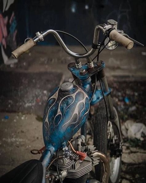 Triumph Bobber Custom, Gas Tank Paint, Harley Chopper, Motorcycle Paint Jobs, Triumph Bobber, Motos Harley, Motorcycle Paint, Bobber Custom, Helmet Designs