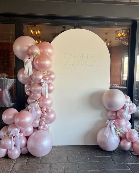 Pink And White Balloon Arch Birthday, Pink And Silver Balloon Arch, Pink Balloon Arch With Flowers, Pastel Pink Balloon Arch, Bow Birthday Theme, 1st Birthday Balloon Decorations, Shades Of Pink Balloon Garland, Light Pink And White Balloon Arch, Pale Pink Balloon Arch