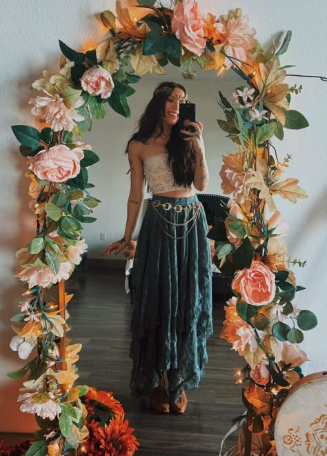 Festival Outfits For Midsize, Bohemian Coachella Outfits, Hippy Festival Outfit, Flower Child Aesthetic Outfit, Boho Witch Outfits, Gypsycore Outfits, Hippie Rave Outfits, Flower Child Outfits, Witchy Aesthetic Outfit