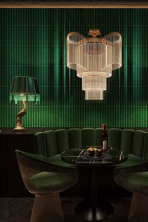 Discover the richness of a green velvet wallpaper. This luxurious texture brings a special, sophisticated vibe to your restaurant. Contemporary Restaurant Design, Speakeasy Decor, Lounge Club, Art Deco Bar, Green Bar, Bar Interior Design, Luxury Bar, Velvet Wallpaper, Cocktails Bar