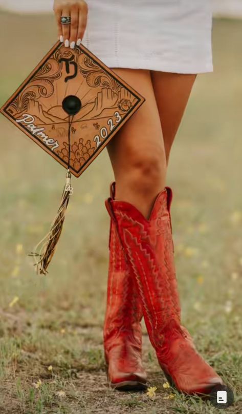 College Graduation Pictures Western, Rodeo Arena Senior Pictures, Senior Photo Country, Western Senior Outfit Ideas, Senior Pictures With Tassel, Senior Pics Cowboy Boots, Senior Pictures Western Cowgirl, Western Cap And Gown Pictures, 2025 Graduation Pictures