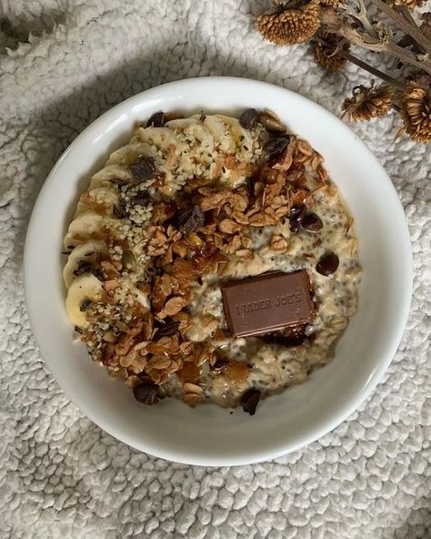 Leigha on Instagram: "Maple pecan and choccy oats Good morning everyone! Today I made some oats and added my new granola! Hot take but I love adding granola on my oatmeal bowls, the little crunch is muah chefs kiss. 💋 Have an amazing day 🫶 base- 1/2 cup oatmeal 1 Tbs chia seeds 1 scoop @nufyx vanilla pea protein (code LEIGHA) 2 Tbs vanilla yogurt 1/2 cup water / 1/2 cup oat milk pinch sea salt toppings- 1/2 sliced banana Maple pecan sea salt granola @jamiesfarmnewyork chocolate hemp seeds honey drizzle how to- Bring all base ingredients to a bowl on the stove and then let simmer about 5-7 minutes whilst stirring occasionally. Top appropriately and enjoy! — #oatmeal #oats #leighaluvsoats #healthy #healthybreakfast #recipe #easyrecipe #oatbowl #oatmealbowl" Vanlife Meals, Oatmeal Granola, Honey Drizzle, Oat Bowls, Sliced Banana, Oatmeal Bowls, Honey Oats, Chefs Kiss, Maple Pecan