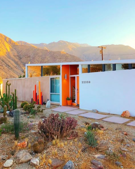 Dani Dazey, Trixie Motel, House In The Desert, Palm Springs Houses, Palm Springs Architecture, Palm Springs House, Palm Springs Style, Desert House, Mid Century Architecture