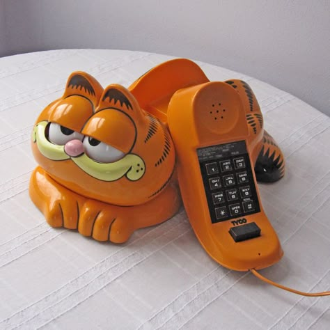 dude, I had this phone! Garfield Phone, Telephone Retro, Vintage Phones, Cute Room Decor, Telephones, Orange Cat, Dream House Decor, Cartoon Cat, Aesthetic Room Decor