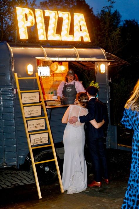 Outdoor Wedding Food, Outdoor Wedding Foods, Wedding Food Catering, Pizza Wedding, Pizza Food Truck, Food Truck Wedding, Pizza Truck, Mums Wedding, Food Truck Ideas