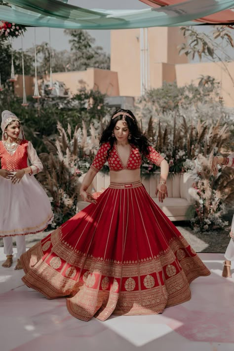 Simple Bridal Lehenga Designs, Beautiful Wedding Lehenga, Minimalist Indian Bride Bridal Lehenga, Simple Indian Bridal Lehenga, Red Modern Lehenga, Minimal Red Lehenga, Minimal Wedding Lehenga, Bride Wedding Outfits Indian, Red Lehenga Simple Indian Weddings