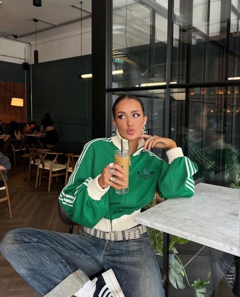 Aesthetic coffee outfit Ellie Robinson, Coffee Day, Jacket Adidas, Instagram Coffee, Hair Ribbons, Street Style Trends, Coffee Date, Pinterest Outfits, Adidas Samba