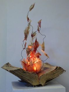 for halloween... Create a "flaming spellbook" for decor Diy Halloween Dekoration, Witch Party, Halloween Props Diy, Festa Harry Potter, Fahrenheit 451, Halloween Prop, Book Sculpture, Theme Halloween, Harry Potter Party