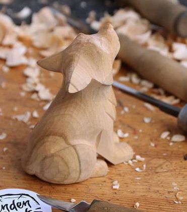 Simple Wood Carving Animals, Small Carving Projects, Easy Carving Ideas Wood, Easy Whittle Projects, Whittling Aesthetic, Dog Wood Carving, Small Wood Carving Projects, Widdle Wood Ideas, Wood Carving Aesthetic