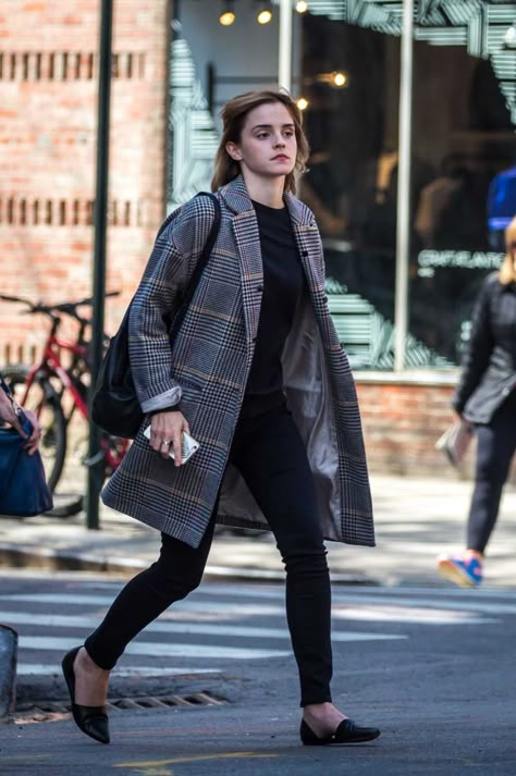 Emma Watson relaxed street style Emma Watson Casual, Emma Watson Outfits, Winter Coat Trends, Checkered Coat, Emma Watson Style, Coat Trends, Plaid Coat, Nyc Fashion, Women Sweater