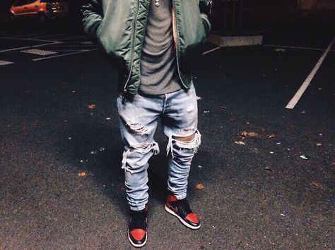 In love with rip jeans Bred 1s Outfit, Jordan 1 Bred Outfit, Jordan 1 Outfit Men, Olive Outfit, Black Men Casual Style, 1s Outfit, Jordan 1s Outfit, School Attire, Streetwear Ideas