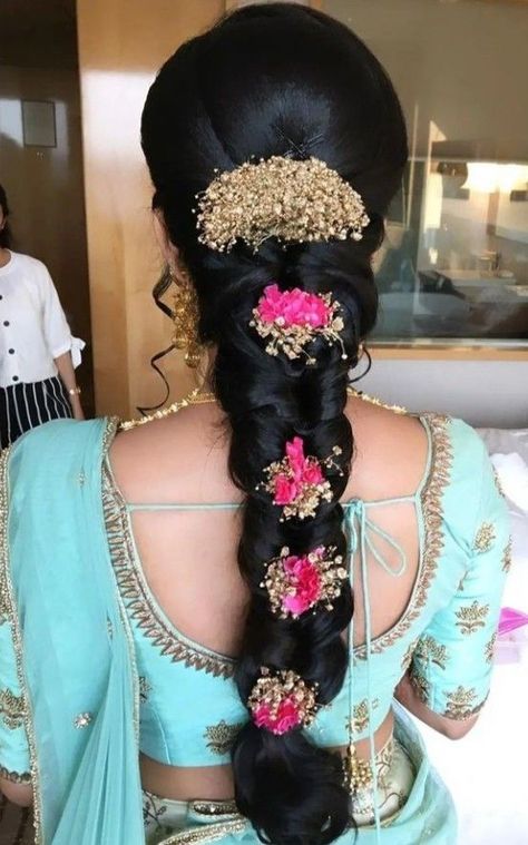 Indian Bridal hair style Messy Braided Hairstyles, Reception Hairstyles, Bridal Hair Decorations, Bridal Hairstyles With Braids, Bridal Hairstyle Indian Wedding, Hair Style On Saree, Saree Hairstyles, Engagement Hairstyles, Bridal Hairdo