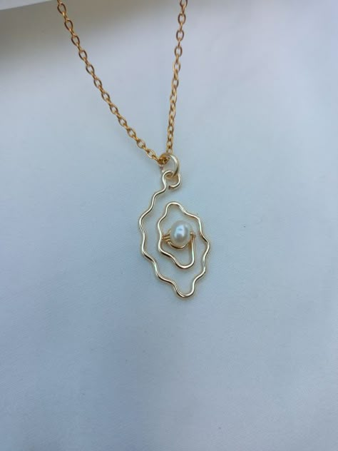 Wire Jewelry Designs Necklaces, Dainty Wire Wrapped Jewelry, Jewelry Making Ideas For Beginners, Golden Necklace Aesthetic, Fine Metal Jewelry, Wire Charms, Diy Wire Jewelry Rings, Wire Jewelry Rings, Bijoux Fil Aluminium