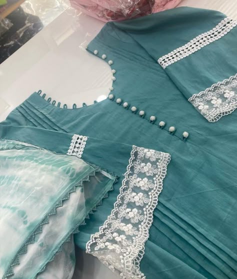 Net Laces Designs On Suits, Lace Suits Design, Cotton Lace Design On Suits Pakistani, Simple Suit Neck Design, Suit Design With Laces Punjabi, Net Suits Design Pakistani, Cotton Suits Neck Designs Style, Punjabi Suit Neck Designs Neckline, Silai Pattern Kurti