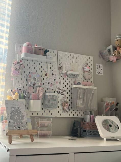 Cute Desks For Room, Cute Peg Board Ideas, Peg Bored Ideas, Peg Board Decor, Pegboard Organization Bedroom, Pegboard Decoration Ideas, Kawaii Pegboard, Desk Board Ideas, Desk Pegboard Ideas