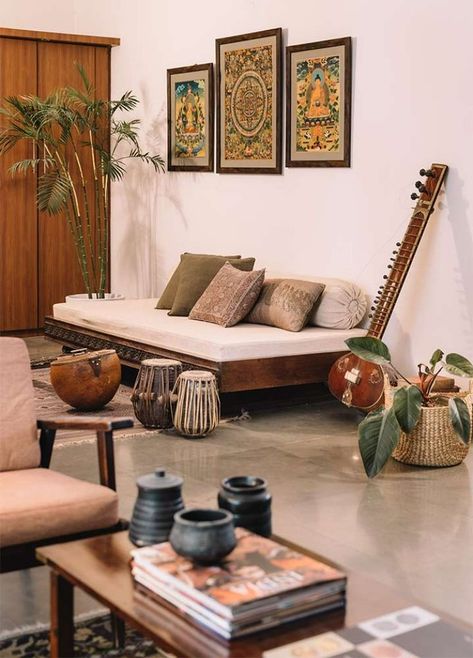 When we think of Indian design, our mind usually goes straight to architectural works. But there are in our vernacular design language, elements and features that have become almost emblematic of ethnic interior design. There are many examples, but we’ve listed some of our favorites, based on its continued popularity in contemporary homes! Image Courtesy: Image 1: Two Storey Design Studio Image 2: The Samode Haveli, Jaipur Image 3: Ishita Sitwala Traditional Home Decor Ideas, Indian Living Room Design, Interior Design Indian, Indian Interior Design, Indian Room, Indian Living Room, Indian Room Decor, Traditional Home Decor, Indian Living Rooms