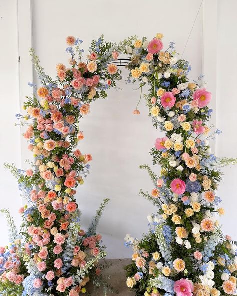 Floral Wedding Wall, Spring Garden Wedding Cake, Flower Quinceanera Theme, Bridesmaids Spring Wedding, Impressionist Wedding, Vibrant Wedding Colors, Outdoor Spring Wedding, Bride Era, Pastel Wedding Theme