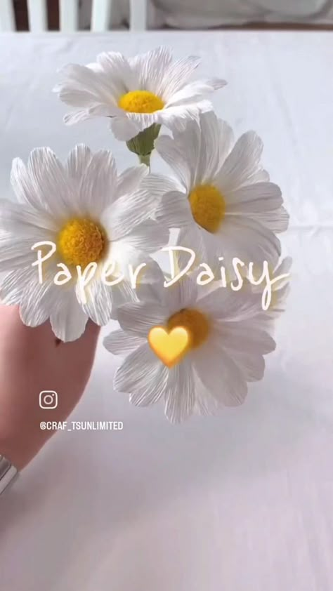 Paper Daisy Flower, Paper Daisy, Book Crafts Diy, Instruções Origami, Dekor Diy, Paper Flower Crafts, Easy Paper Crafts Diy, Quick Crafts, Handmade Paper Crafts