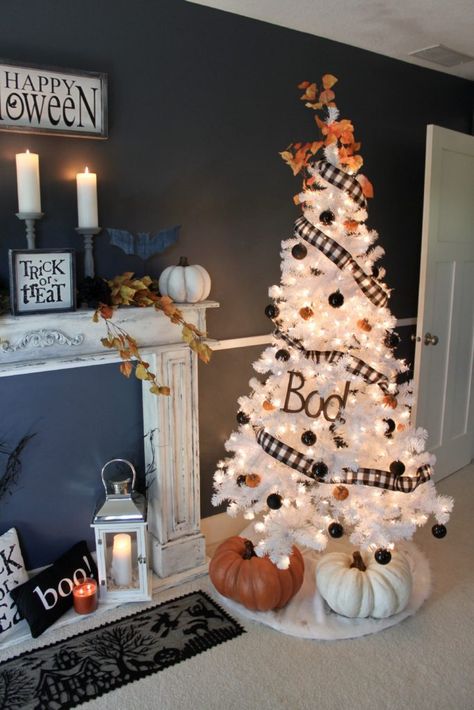 Halloween Boutique, Halloween Tree Decorations, Seasonal Tree, Halloween Christmas Tree, Amazing Christmas Trees, Spooky Christmas, Christmas Tree Decorating Ideas, Casa Halloween, Tree Decorating Ideas