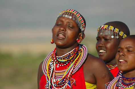 | aninesmacadamnews: Masai - tribu africana Masai Women, Welcome Songs, King Solomon's Mines, Africa Women, Colorful Necklaces, Africa People, Ariana Grande Drawings, Rift Valley, African Royalty