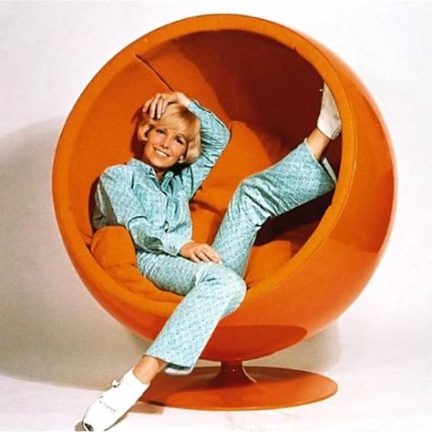 vintage egg chair (17) Egg Shaped Chair, Orange Power, Bubble Chair, Eero Aarnio, 70s Interior, Ball Chair, Round Sofa, George Nelson, Vintage Interiors