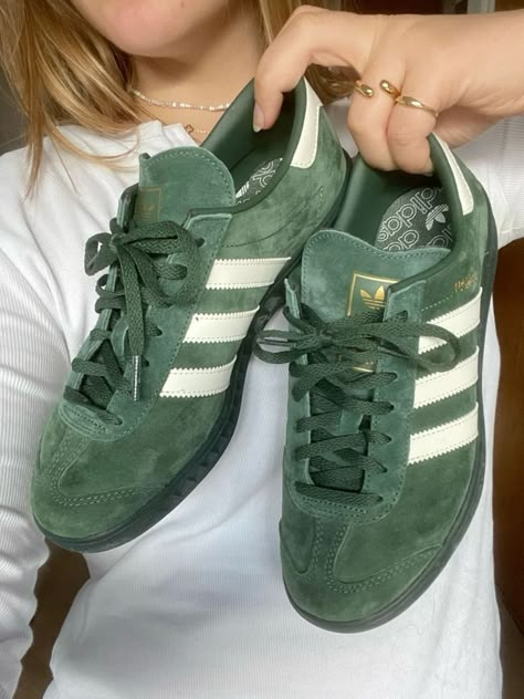 Green Spezial Adidas, Green Adidas Spezial, Green Spezial Adidas Outfit, Green Adidas Shoes Outfit, Adidas Samba Green, Outfit With Nike Shoes, Dark Green Shoes, Green Adidas Shoes, Green Shoes Outfit