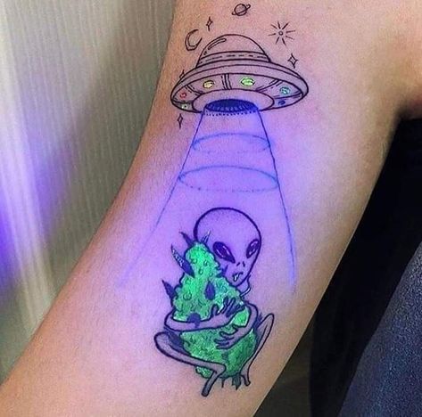 Living Tattoo, Ufo Tattoo, Funky Tattoos, Mushroom Tattoos, Clever Tattoos, Alien Tattoo, Tatuaje A Color, Tattoo Trends, Dope Tattoos