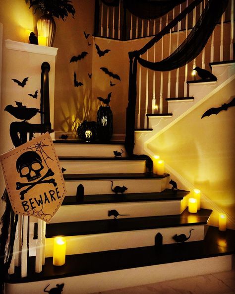 20 Super Creative And Spooky Halloween Staircase Decor Ideas Halloween Stairwell Decor, Halloween Staircase Decor, Halloween Stairs, Fall Staircase, Halloween Staircase, Fall Entry Table Decor, Boo Decorations, Porta Halloween, Staircase Decor Ideas