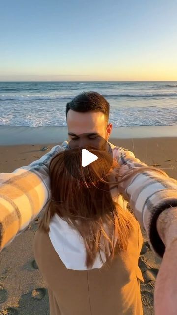 Cute Poses Boyfriend, Easy Couple Poses Selfie, Couple Beach Selfie Ideas, Sea Photoshoot Ideas Beach Photos, Beach Couple Pictures Photography, Couple Photo Ideas Selfie, Couples Photo Ideas Instagram, Italy Photography Ideas, Cute Couple Selfies Photo Ideas