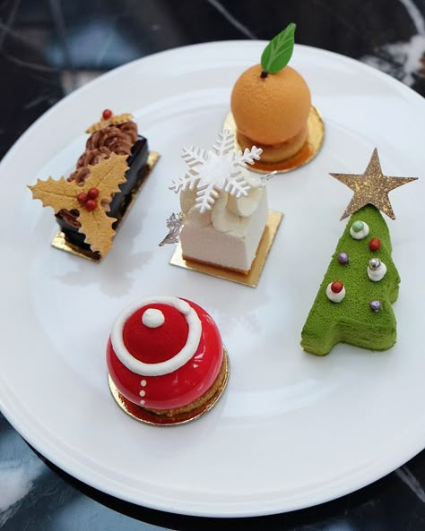 Festive Afternoon Tea, Christmas Afternoon Tea Ideas, Christmas Dessert Buffet, Christmas High Tea, Pastry Christmas, Aesthetic Treats, Entremet Cake, Christmas Treat Boxes, Christmas Menu Ideas