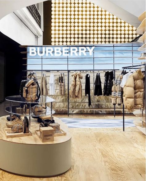 Burberry Interior Design, Burberry Magazine, Burberry Aesthetic, Burberry Store, Cash Counter, Retail Store Interior Design, Clothing Store Design, Decor 2023, Luxury Room