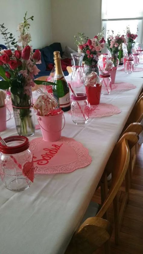 Lovely Valentine's Day party table! See more party planning ideas at CatchMyParty.com! Valentine Day Table Decorations, Vday Party, Galentines Brunch, Valentines Brunch, Valentines Dinner, Valentines Party Decor, Valentine Table Decorations, Valentinstag Party, Tafel Decor