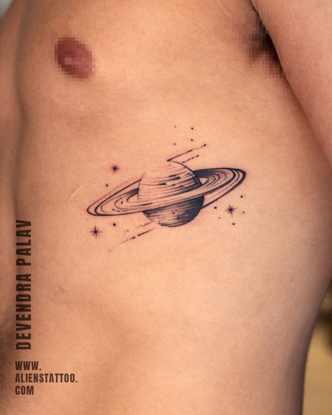 Small Space Tattoo Ideas For Men, Unique Saturn Tattoo, Minimalistic Tattoo Ideas For Men, Tattoo Ideas Minimalist Men, Planet Hand Tattoo, Mini Saturn Tattoo, Minimal Men Tattoo, Small Minimalist Tattoo Men, Minimal Space Tattoo