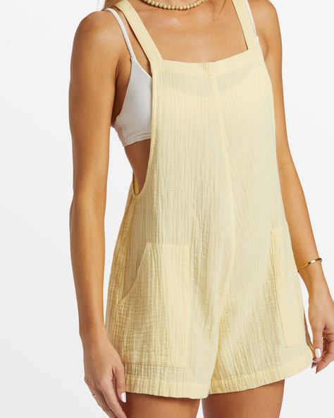 Bring some romance to your warm-weather look with the Beach Crush Romper from Billabong's Essentials Collection. Made from comfy cotton double gauze fabric for a soft and lightweight feel, it combines a square neckline, adjustable shoulder straps, multiple pockets, and metal plate branding at the back waist. Featured h Cute Beach Cover Up, Thailand Clothes, Beach Shorts Outfit, Thailand Outfit, Vacation Fits, Overalls Shorts, Surf Tee, Double Gauze Fabric, Flannel Jacket